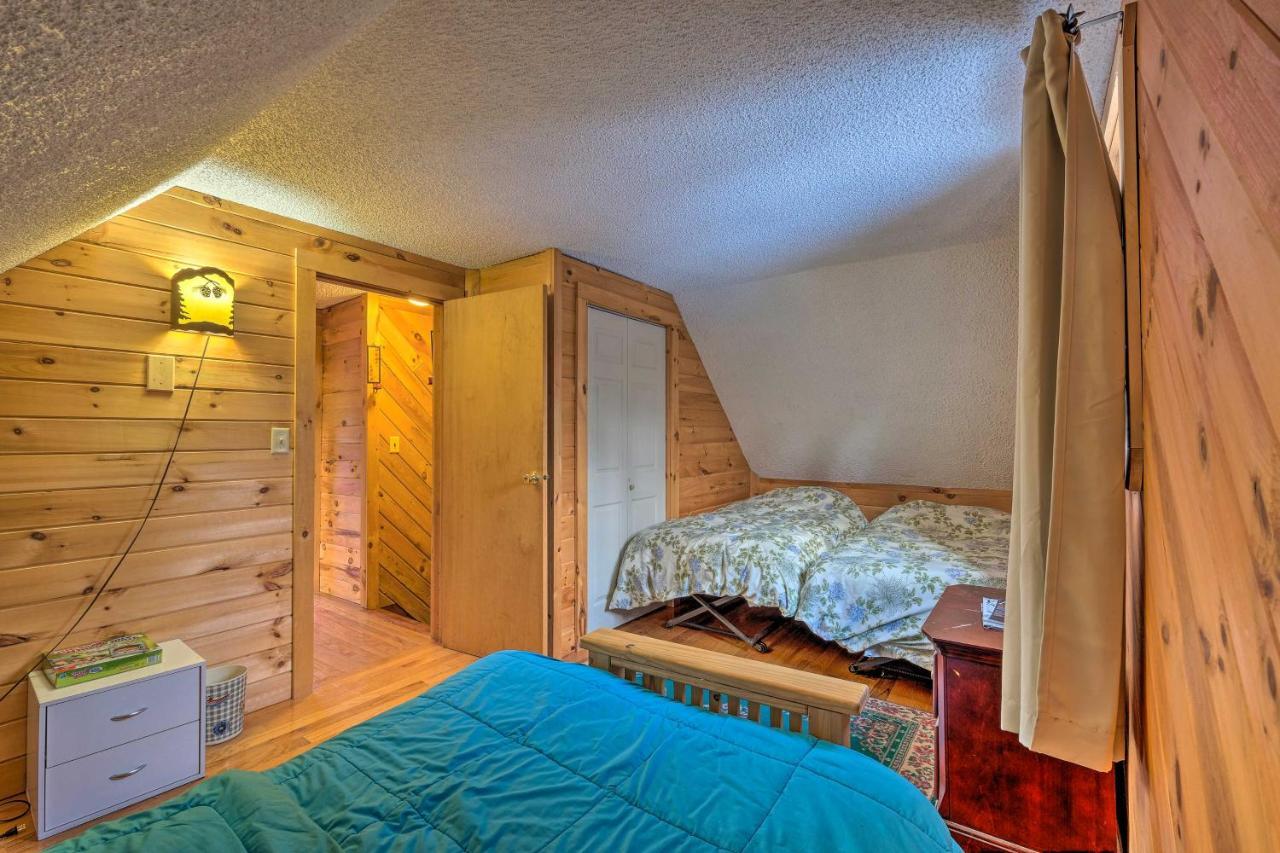 Secluded Johnsburg Retreat With Hot Tub And Fire Pit Villa ภายนอก รูปภาพ